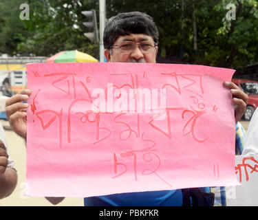 Kolkata, India. 28 Luglio, 2018. Gli attivisti indù se Jagaran Manch prende parte a una manifestazione di protesta contro la proposta di modifica del nome del Bengala Occidentale di Bangla. Credito: Saikat Paolo/Pacific Press/Alamy Live News Foto Stock
