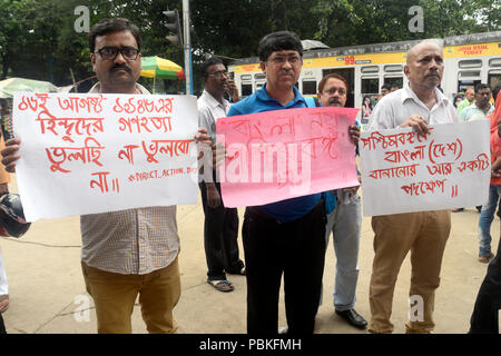 Kolkata, India. 28 Luglio, 2018. Gli attivisti indù se Jagaran Manch prende parte a una manifestazione di protesta contro la proposta di modifica del nome del Bengala Occidentale di Bangla. Credito: Saikat Paolo/Pacific Press/Alamy Live News Foto Stock