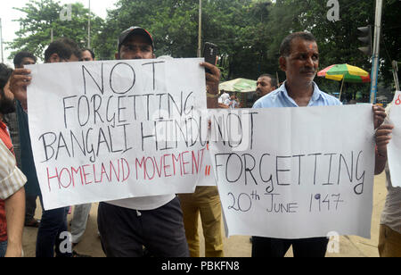 Kolkata, India. 28 Luglio, 2018. Gli attivisti indù se Jagaran Manch prende parte a una manifestazione di protesta contro la proposta di modifica del nome del Bengala Occidentale di Bangla. Credito: Saikat Paolo/Pacific Press/Alamy Live News Foto Stock