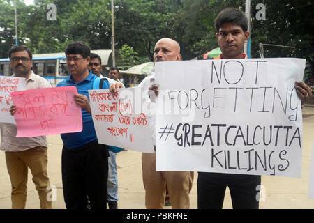 Kolkata, India. 28 Luglio, 2018. Gli attivisti indù se Jagaran Manch prende parte a una manifestazione di protesta contro la proposta di modifica del nome del Bengala Occidentale di Bangla. Credito: Saikat Paolo/Pacific Press/Alamy Live News Foto Stock