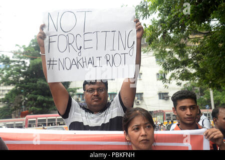 Kolkata, India. 28 Luglio, 2018. Gli attivisti indù se Jagaran Manch prende parte a una manifestazione di protesta contro la proposta di modifica del nome del Bengala Occidentale di Bangla. Credito: Saikat Paolo/Pacific Press/Alamy Live News Foto Stock