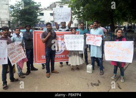 Kolkata, India. 28 Luglio, 2018. Gli attivisti indù se Jagaran Manch prende parte a una manifestazione di protesta contro la proposta di modifica del nome del Bengala Occidentale di Bangla. Credito: Saikat Paolo/Pacific Press/Alamy Live News Foto Stock