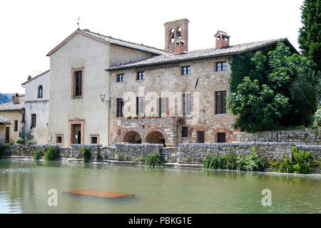 La piazza di Bagno Vignoni, costruito intorno a una fontana di acqua termale calda Foto Stock