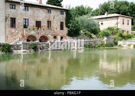 La piazza di Bagno Vignoni, costruito intorno a una fontana di acqua termale calda Foto Stock