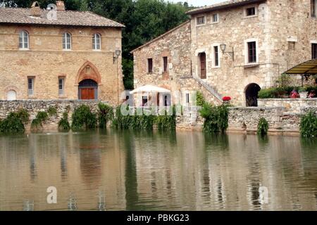 La piazza di Bagno Vignoni, costruito intorno a una fontana di acqua termale calda Foto Stock