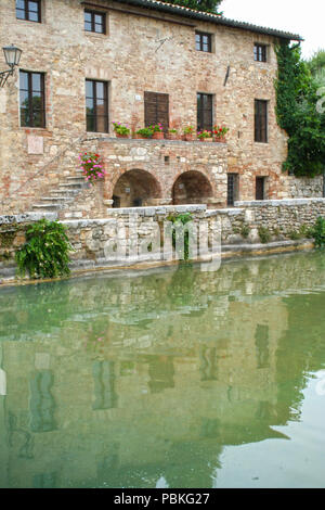 La piazza di Bagno Vignoni, costruito intorno a una fontana di acqua termale calda Foto Stock