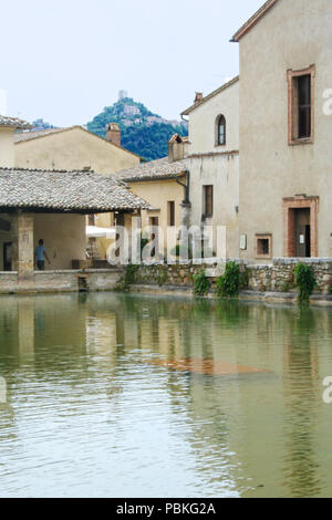 La piazza di Bagno Vignoni, costruito intorno a una fontana di acqua termale calda Foto Stock