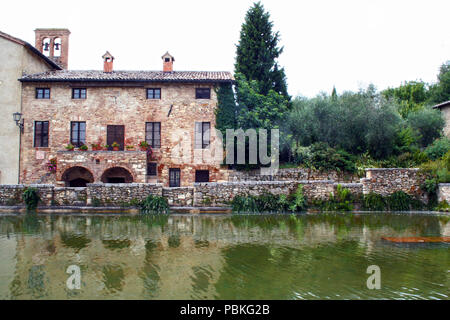 La piazza di Bagno Vignoni, costruito intorno a una fontana di acqua termale calda Foto Stock