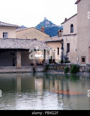 La piazza di Bagno Vignoni, costruito intorno a una fontana di acqua termale calda Foto Stock