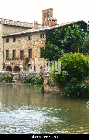 La piazza di Bagno Vignoni, costruito intorno a una fontana di acqua termale calda Foto Stock