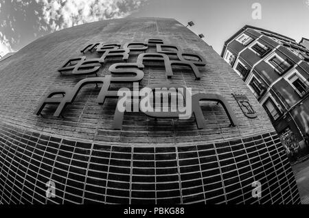 MADRID, SPAGNA - 3 SETTEMBRE 2017: Una fisheye fuori vista del 'Mercado de San Anton' (mercato di San Anton), un mercato alimentare situato a Madrid Foto Stock