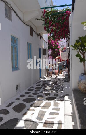 Pittoresche strade molto strette piene di negozi a Chora isola di Mikonos .Arte Storia Architecture.3 di luglio 2018. Chora, isola di Mikonos, Grecia. Foto Stock