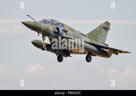 Francese Air Force Mirage 2000D jet da combattimento in atterraggio a RAF Fairford a prendere parte al 2018 Royal International Air Tattoo Foto Stock