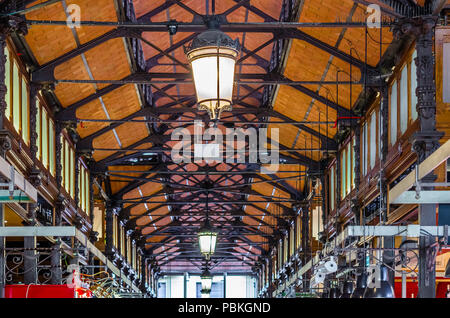 MADRID, SPAGNA - 27 AGOSTO 2017: Dettaglio architettonico interno del 'Mercado de San Miguel' (mercato di San Miguel), popolare tra i turisti Foto Stock