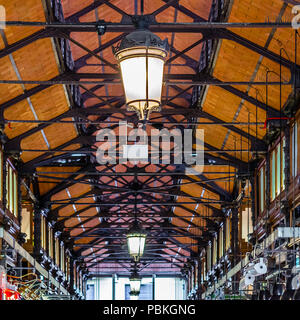 MADRID, SPAGNA - 27 AGOSTO 2017: Dettaglio architettonico interno del 'Mercado de San Miguel' (mercato di San Miguel), popolare tra i turisti Foto Stock