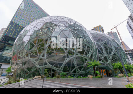 Seattle, Washington - 30 Giugno 2018 : Vista di Amazon le sfere presso la sua sede centrale a Seattle e torre di uffici in Seattle WA USA Foto Stock