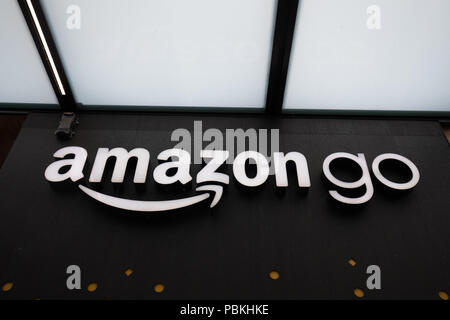 Seattle, Washington - 30 Giugno 2018 : chiudere su Amazon andare segno negozio presso il Downtown Seattle quartier generale di Amazon Foto Stock