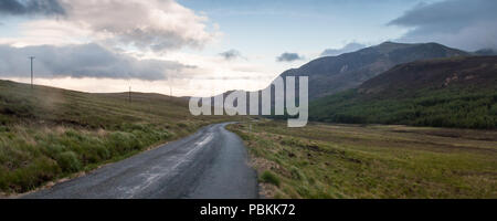 La A841 conduce attraverso il nord Glen Sannox valle verso Suidhe Fhearghas, parte dell'Goatfell massiccio montuoso sull'isola di Arran nelle Highlands o Foto Stock
