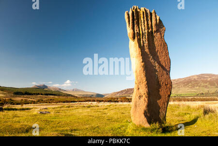 Estate il sole splende sul bronzo pietre permanente a Machrie Moor sulla Scozia Isle of Arran. Foto Stock
