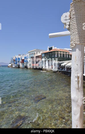 Bella vista del piccolo quartiere di Venezia nella città di Chora sull'isola di Mykonos. Storia dell'arte dell'architettura. Luglio 3, 2018. Chora, Mykonos ISL Foto Stock