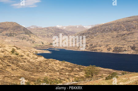 Loch Treig serbatoio sotto montagne di Nevis massiccio in West Highlands della Scozia, come osservata dal West Highland linea ferroviaria. Foto Stock