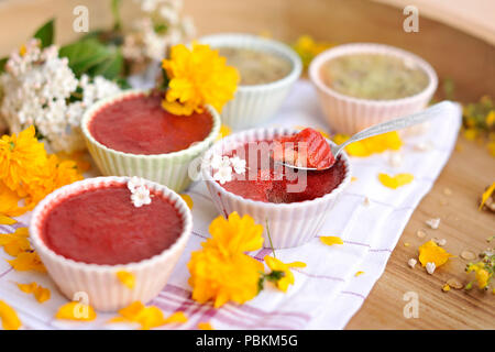 Budino di fragole, estate deliziosi dessert berry, spazio di copia Foto Stock