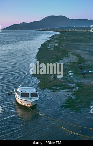 Piccola barca in un fiume di Spagna Foto Stock