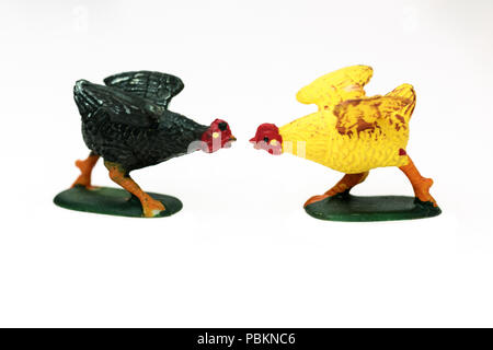 Toy polli da un'annata l'Arca di Noè giocare insieme, fotografato su uno sfondo bianco. Foto Stock
