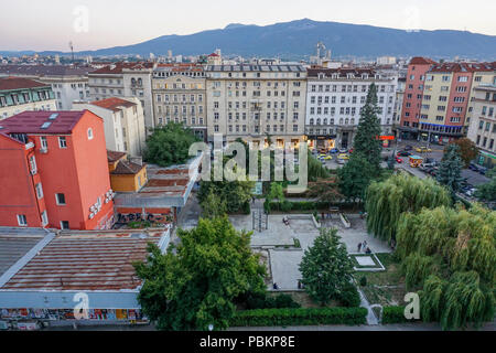 Sofia città al crepuscolo, Bulgaria,l'Europa. In primo piano la splendida montagna Vitosha, uno dei simboli di Sofia Foto Stock