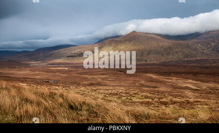 Il Cloud rotoli sopra la montagna Beinn Spionnaidh vicino a Durness in remoto la northern Highlands della Scozia. Foto Stock