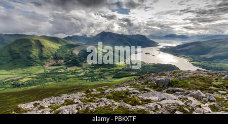 Sun riflette di Loch Leven, un ingresso del mare fino a raggiungere la verde valle di Glen Coe sotto le montagne del West Highlands della Scozia, visto da t Foto Stock