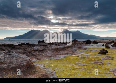 Baia di Laig sull isola di Eigg con Rum in distanza Foto Stock