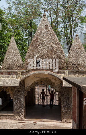 Ingresso al Maharishi Mahesh Yogi Ashram (i Beatles' Ashram) dove i Beatles alloggiato e apparentemente ha scritto gran parte del White album è ora abbandonato Foto Stock