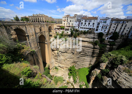 Città di Ronda in Andalusia, sud della Spagna, famosa per il suo ponte sopra la gola. Foto Stock