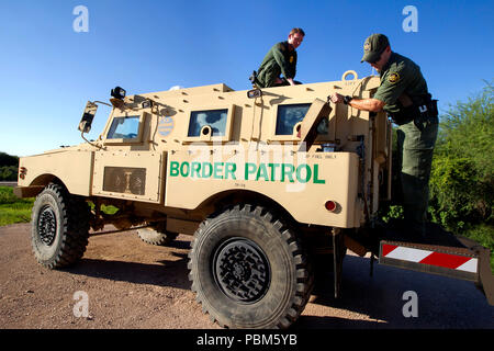 Pattuglia di Confine agenti condurre un controllo delle operazioni su una mina resistente imboscata protetto (MRAP) veicolo sulla South Texas confine. MRAPs può essere utilizzato per il rischio elevato di operazioni criminali e durante le emergenze, come uragani. Foto Stock