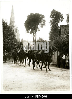 801 soldati di cavalleria indiana marciando attraverso un villaggio francese Estrée Blanche (foto) 24-116 Foto Stock