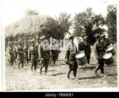 801 indiano banda di fanteria quarantesimo sentiero giocando su una fattoria francese (foto 24-46) Foto Stock