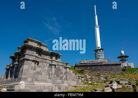 Gallo-romano Tempio di Mercurio con trasmettitore TV e osservatorio dietro sulla vetta del Puy de Dome, Auvergne, Francia Foto Stock