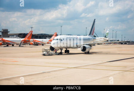 Air France aereo essendo servito in pista, aeroporto Charles de Gaulle di Parigi, Francia. Foto Stock