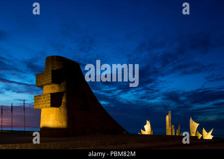 Seconda guerra mondiale due Omaha Beach Monument e la scultura Les Braves a Saint-Laurent-sur-Mer di notte, Bassa Normandia, Francia Foto Stock