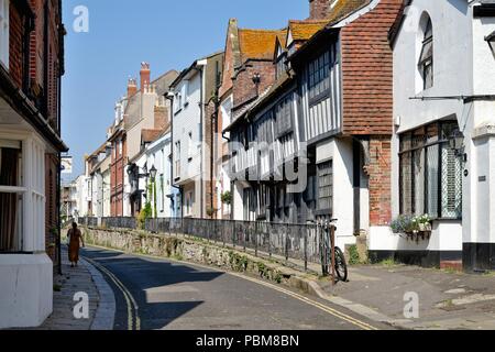 Tutti i Santi Street nella zona vecchia di Hastings East Sussex England Regno Unito Foto Stock