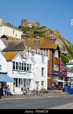 Il lungomare di Hastings area della città vecchia in una calda giornata estiva East Sussex England Regno Unito Foto Stock