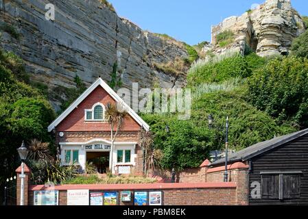 La East Cliff di sollevamento lato passeggero nella roccia una area di nore di Hastings East Sussex England Regno Unito Foto Stock