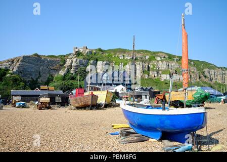 La città vecchia di Hastings con la più grande spiaggia lanciato della flotta da pesca in Europa ,East Sussex England Regno Unito Foto Stock