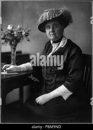 . Inglese: Jane Addams ID digitale: (file digitale dal b&w copia film neg.) cph 3a15774 http://hdl.loc.gov/loc.pnp/cph.3a15774 Numero di riproduzione: LC-USZ62-13484 (b&w copia film neg.) Repository: la Biblioteca del Congresso di stampe e fotografie Division Washington, D.C. 20540 USA http://hdl.loc.gov/loc.pnp/pp.print . circa 1914 826 Jane Addams, Gerhard sorelle Foto Stock