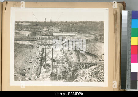 856 Kensico serbatoio. Vista generale della Fondazione e cut-off per trincea Kensico dam e contraente della pianta. Vecchia Diga a destra del centro e flume per il controllo dell acqua del fiume Bronx. Contratto (NYPL b13814376-435380) Foto Stock