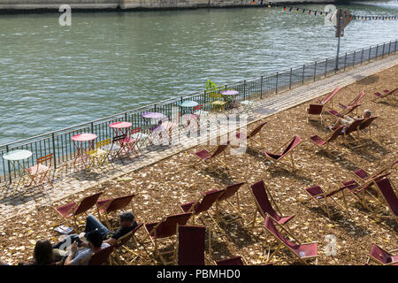 Le persone che si godono il pomeriggio estivo sul Fiume Senna riva destra, parte del Paris Plages evento. La Francia. Foto Stock