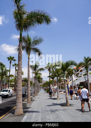 Playa de Las Americas, Tenerife, Spagna, 13 Luglio 2018: Street a Playa de las Americas a Tenerife, Isole Canarie in Spagna Foto Stock
