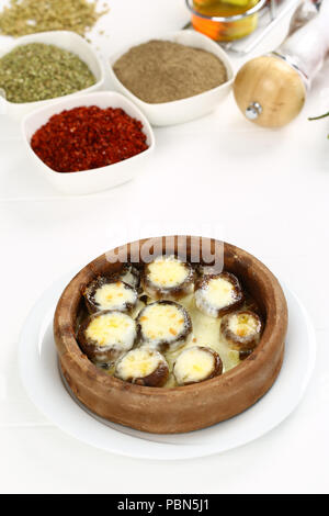 A forma di fungo presente sul formaggio in suolo stufare in casseruola Foto Stock