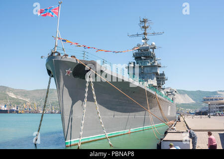 Novorossiysk, Russia - 3 maggio 2018: Cruiser Mikhail Kutuzòv nel porto di Novorossiysk Foto Stock